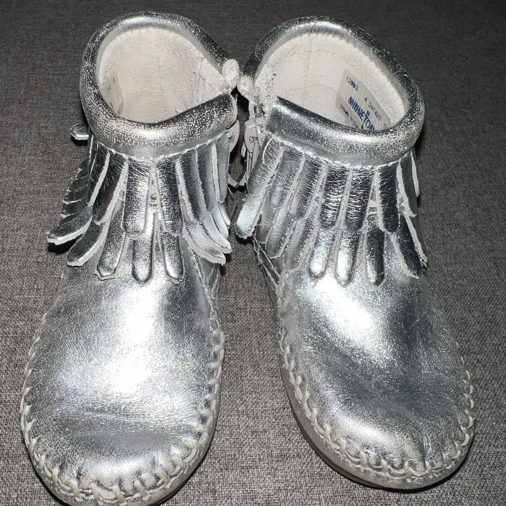 MINNETONKA Girls Leather Round Toe Layered Fringe Silver Boots Size 4